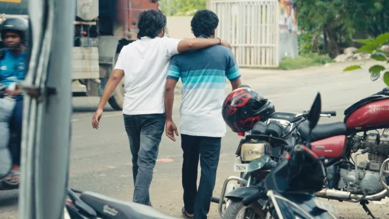 Nizhalilirundhu Velicham (2026): Pugazh’s Somber Pivot Anchors a Fragile 23-Minute Descent